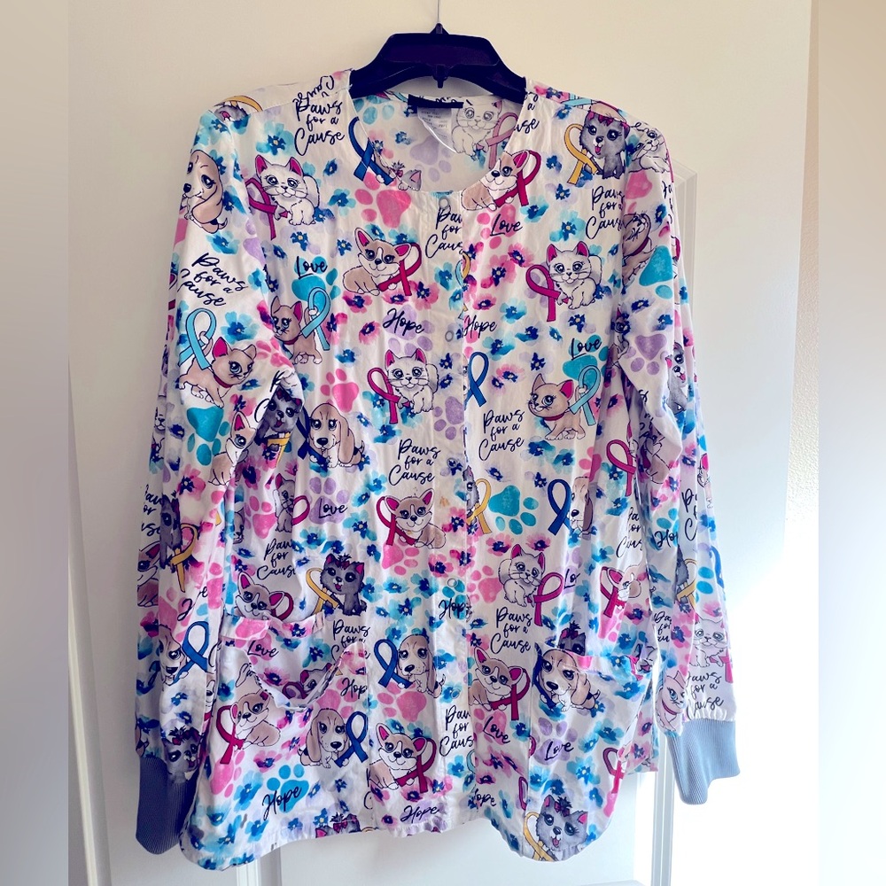 Scrub top/jacket with buttons.